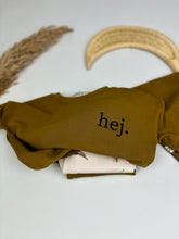 Lade das Bild in den Galerie-Viewer, T-Shirt olivgold “hej.”