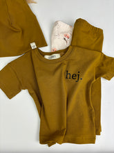 Lade das Bild in den Galerie-Viewer, T-Shirt olivgold “hej.”