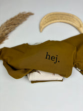 Lade das Bild in den Galerie-Viewer, T-Shirt olivgold  “hej.”
