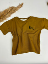 Lade das Bild in den Galerie-Viewer, T-Shirt olivgold  “hej.”
