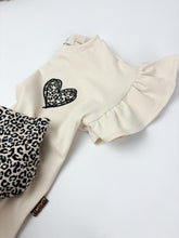 Lade das Bild in den Galerie-Viewer, Flutter Shirt Leo love
