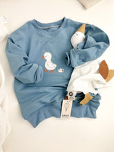 Lade das Bild in den Galerie-Viewer, oversized Sweatshirt Goose blue
