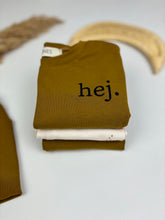 Lade das Bild in den Galerie-Viewer, T-Shirt olivgold  “hej.”
